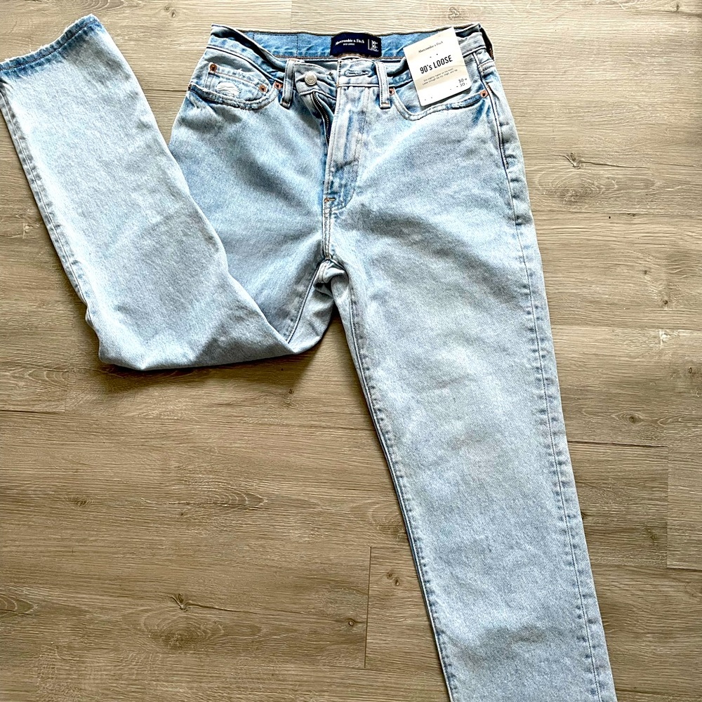 New with tags Men 90’s jeans straight leg! Never worn, just don’t fit